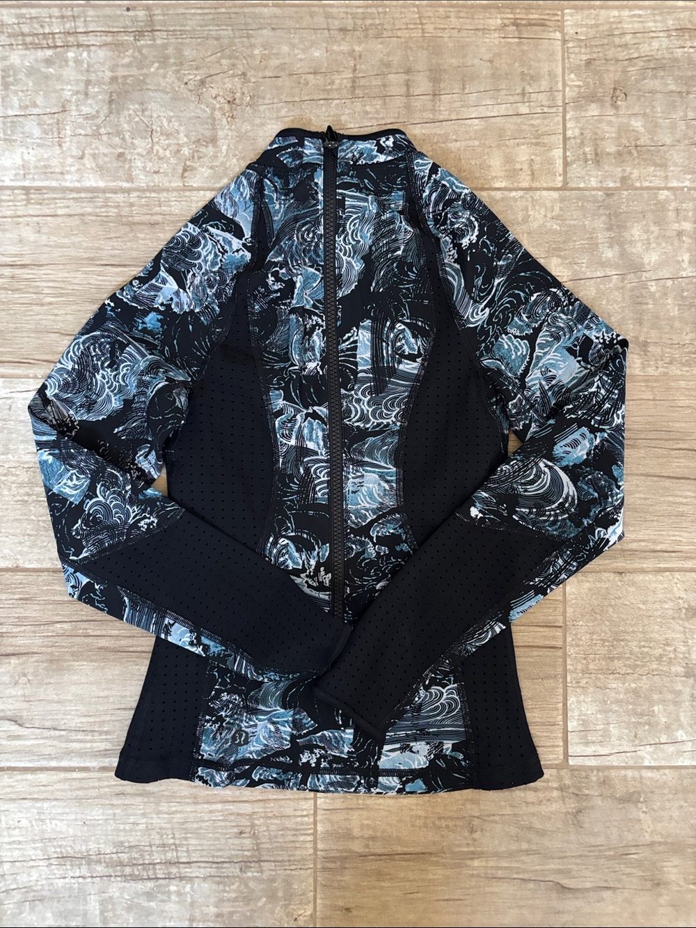 Lululemon Swell Seeker Paddle Top in the Eternal Wave Starlight Black pattern